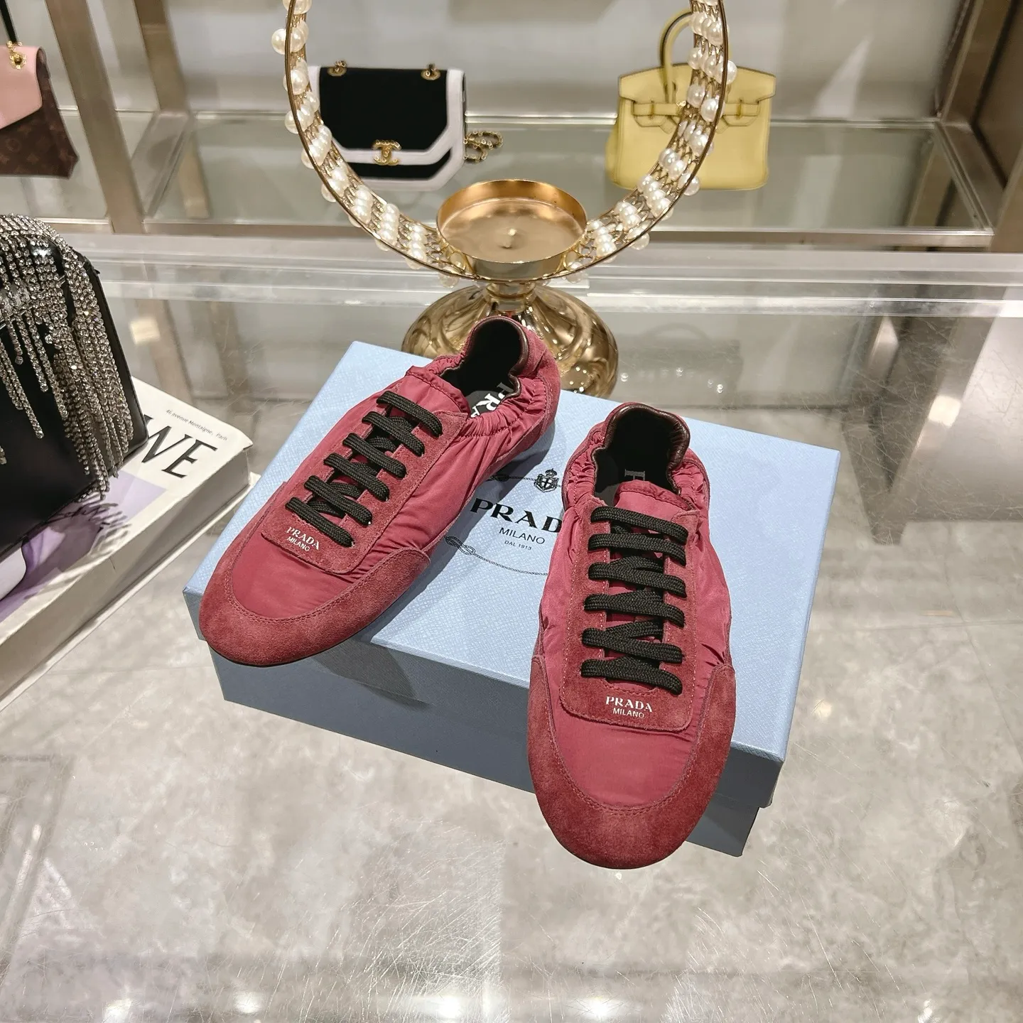 👟👟Ex-factory price 520👟👟Men's size +10 Couple style🎆Prada's new moral training shoes. The upper is suede with texture, and the inner sheepskin is wrapped. It is soft and waxy🎆The insole is thickened with lambskin. It is extremely comfortable to step on, has a sense of support, and feels well wrapped. The shoe shape is full of wrapping, light and easy to wear. A practical casual shoe that makes your legs appear taller! White is clean and refreshing, needed all year round, and can be easily worn with skirts and pants. Upper: imported suede/original molded fabric. Lining: sheepskin. Outsole: rubber outsole! Code number: 35-41 Color: burgundy blue brown green dark green yellow black red gray 9 colors available